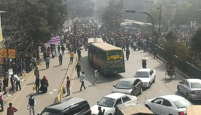 নিউমার্কেট ব্যবসায়ীদের বিক্ষোভে রাস্তা বন্ধ