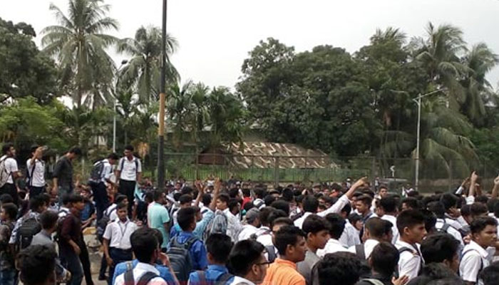 বিমানবন্দর সড়ক অবরোধ করে শিক্ষার্থীদের বিক্ষোভ