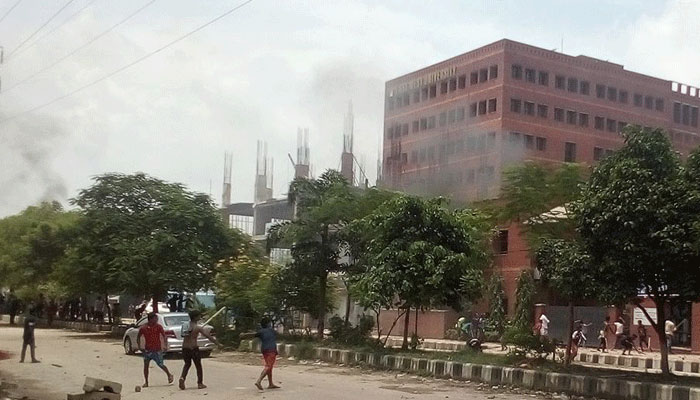 ইস্ট ওয়েস্ট বিশ্ববিদ্যালয়ে ধাওয়া-পাল্টা ধাওয়া