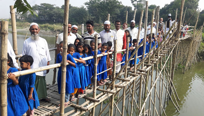 ব্রিজ নিয়ে টানা হেঁচড়া, প্রতিবাদে বিক্ষোভ