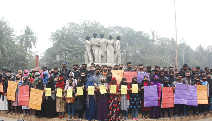বিক্ষোভে উত্তাল ক্যাম্পাস