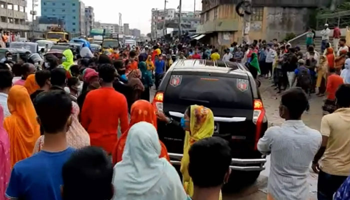 বেতনের দাবিতে সড়কে পোশাক শ্রমিকরা