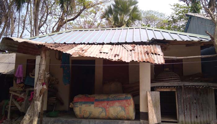 ৩০ হাজার টাকা দিয়েও ঘর পায়নি গৃহহীন হিরণ