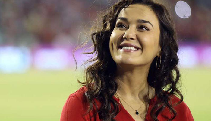 যমজ সন্তানের মা হলেন প্রীতি জিনতা