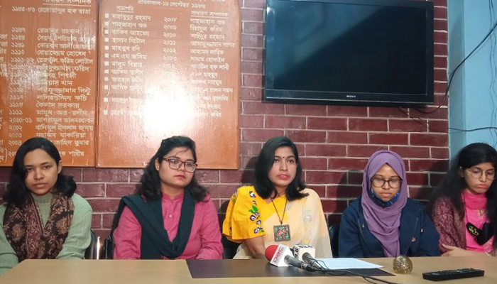 লিঙ্গবৈষম্যের অবসানে তিন দাবি পূরণের আহ্বান ঢাবি ছাত্রীদের