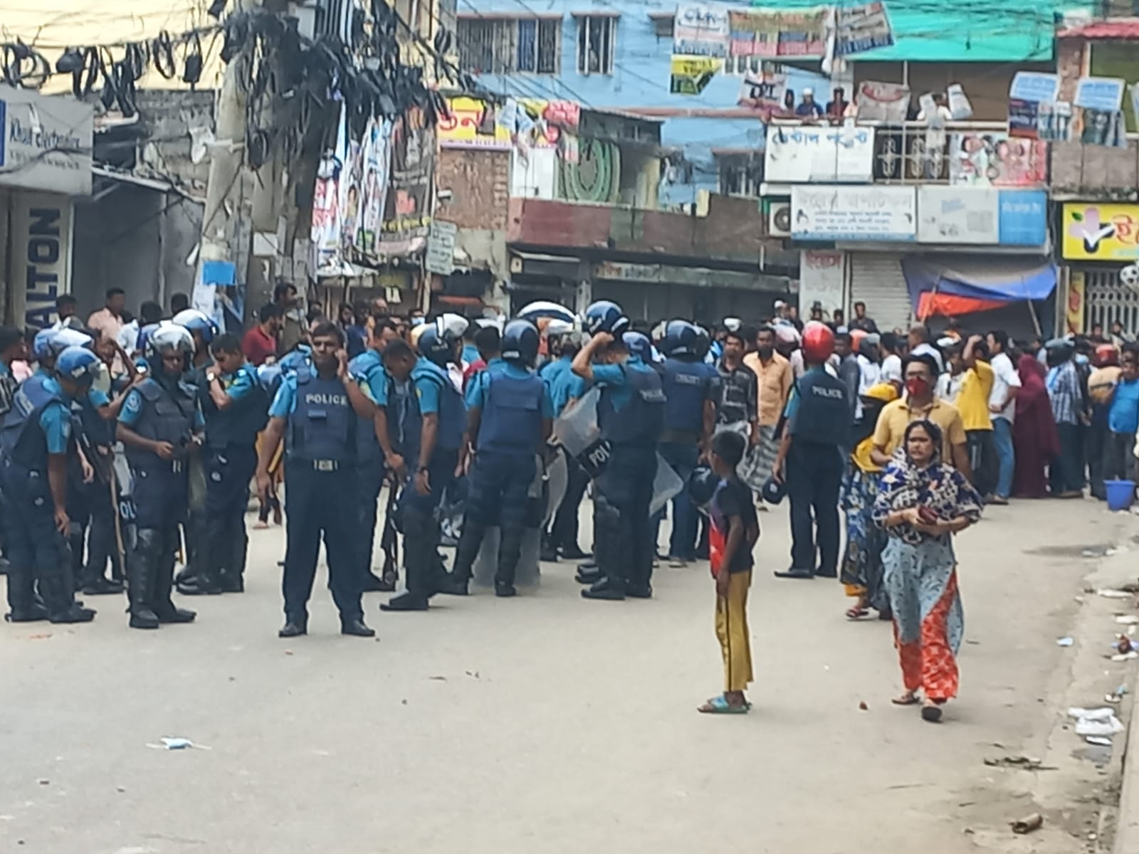 হাজারীবাগে আ.লীগ-বিএনপি সংঘর্ষ