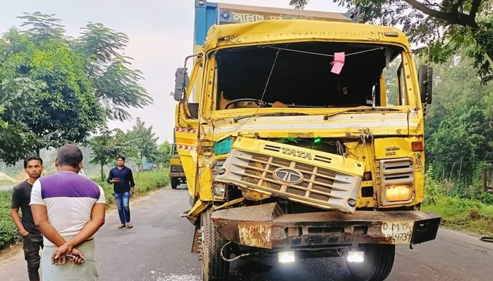 কাভার্ডভ্যানের ধাক্কায় বাসের চালক নিহত, আহত ১০