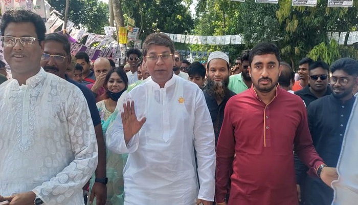 নাটোরে আচরণবিধি ভেঙে ভোটকেন্দ্রে এমপি শিমুল