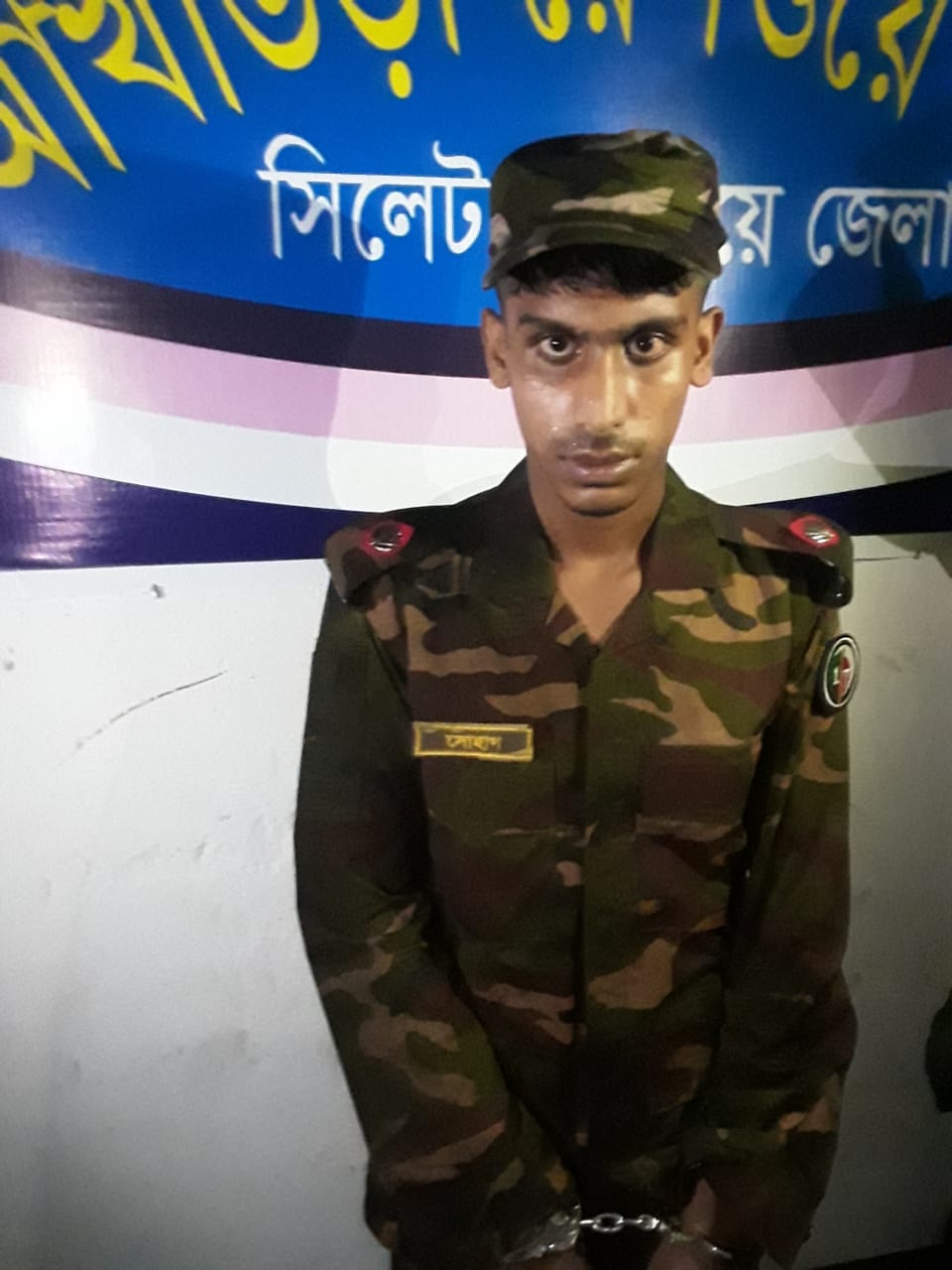 যাত্রীবাহী ট্রেনে ভুয়া মেজর আটক