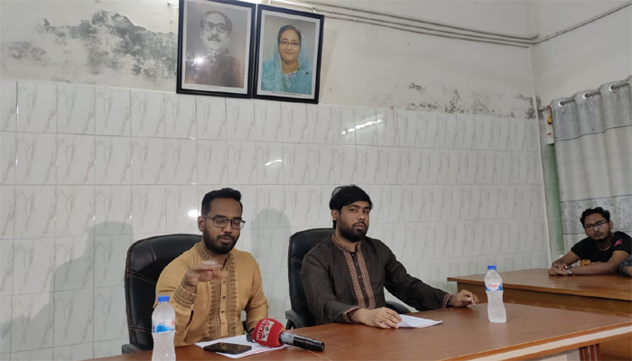রাতের আঁধারে পোস্টার সাঁটানো প্রতিবাদের ভাষা নয়