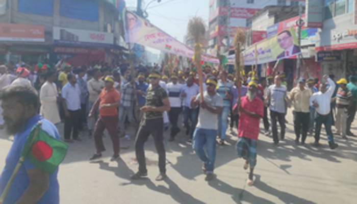 খুলনা রেলস্টেশনে মুখোমুখি পুলিশ-বিএনপি, ভাঙচুর