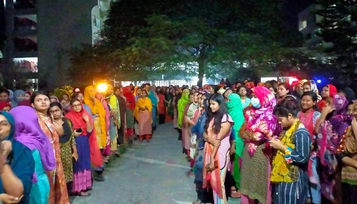 ইবিতে মধ্যরাত পর্যন্ত ছাত্রী হলে বিক্ষোভ