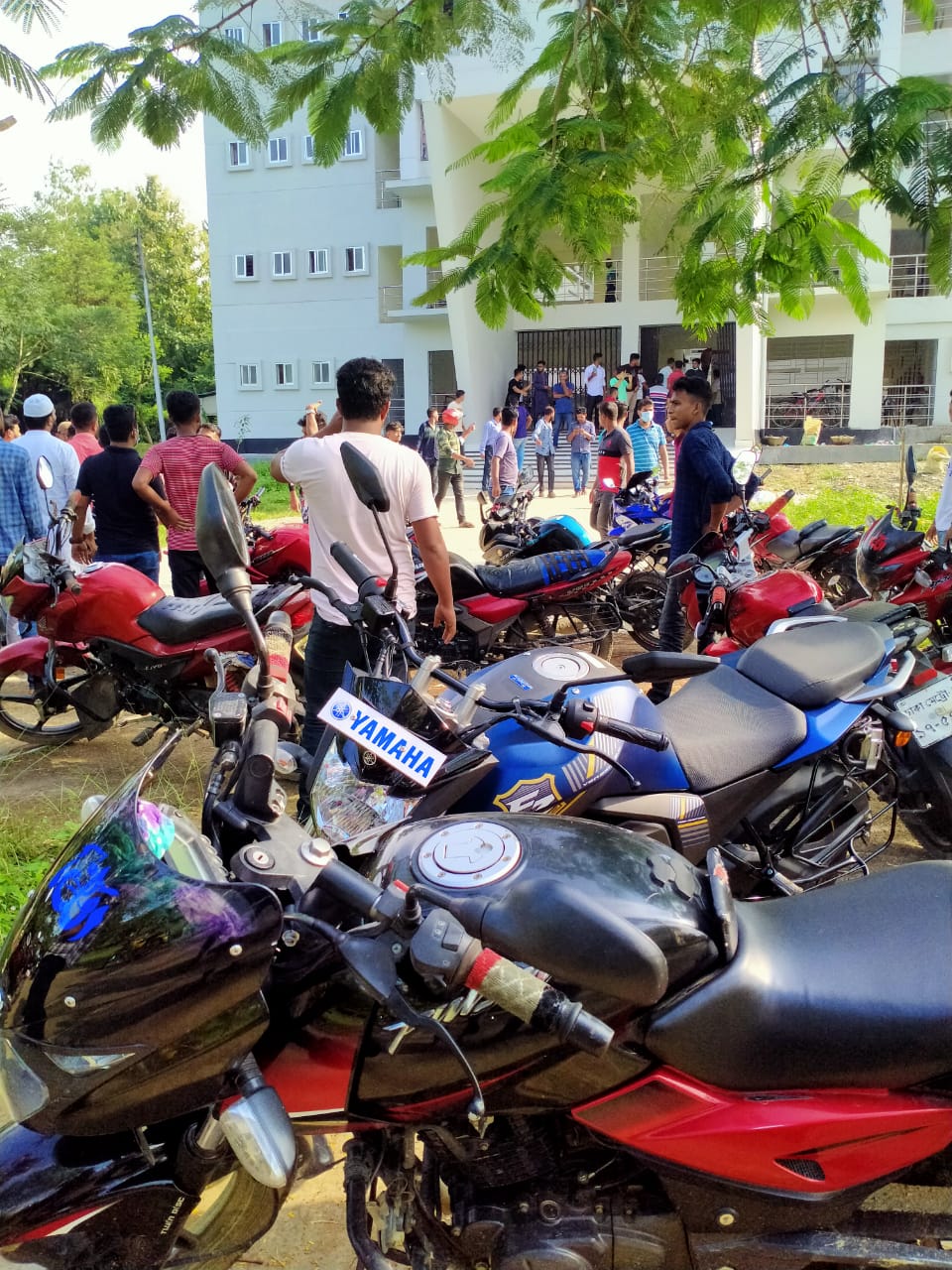 কুমিল্লা বিশ্ববিদ্যালয়ে হল বন্ধ, পরীক্ষা স্থগিত (ভিডিও)
