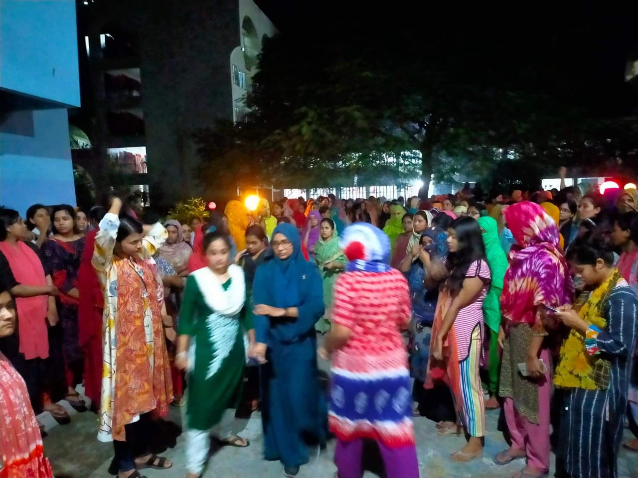 ইবিতে মধ্যরাত পর্যন্ত ছাত্রী হলে বিক্ষোভ