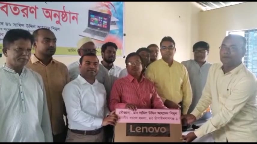 চাঁপাইনবাবগঞ্জে ১৫টি শিক্ষা প্রতিষ্ঠানে ল্যাপটপ বিতরণ