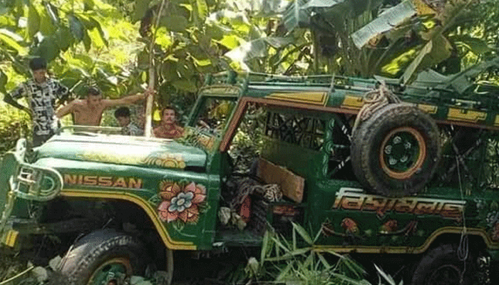 সাজেকে ফের জিপ উল্টে আহত ১২