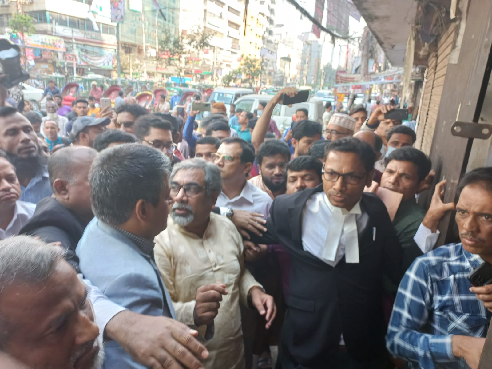 আইনজীবী নিয়ে বিএনপি কার্যালয়ে প্রিন্স