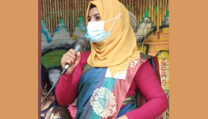 নিজের তৈরি পোশাকে স্বপ্ন বুনছেন রোজিনা