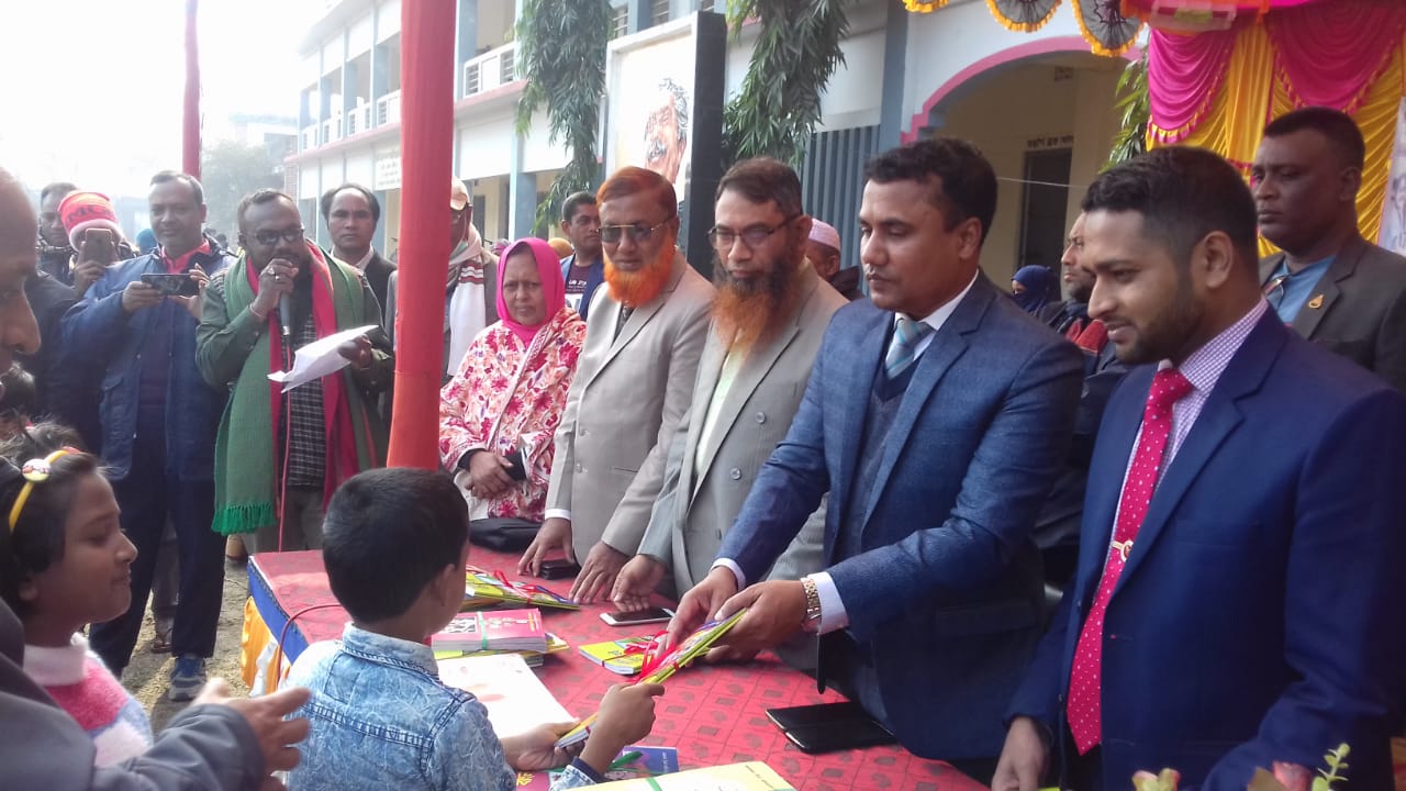 হাতীবান্ধায় বই বিতরণ উৎসব