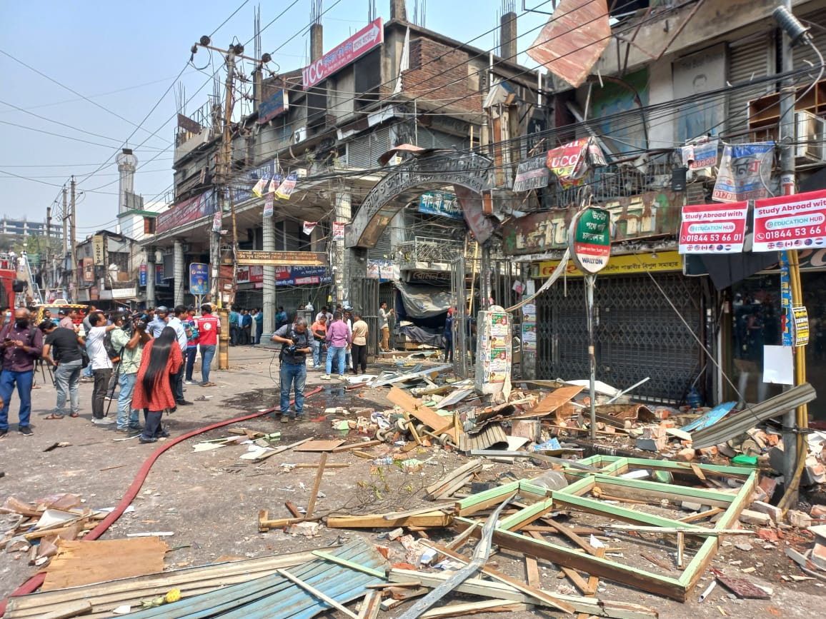 রাজধানীর সাইন্সল্যাবে বিকট শব্দে ভবন ধস