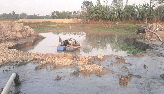 মুরাদনগরে ত্রিফসলী জমির মাটি কেটে সাবাড়