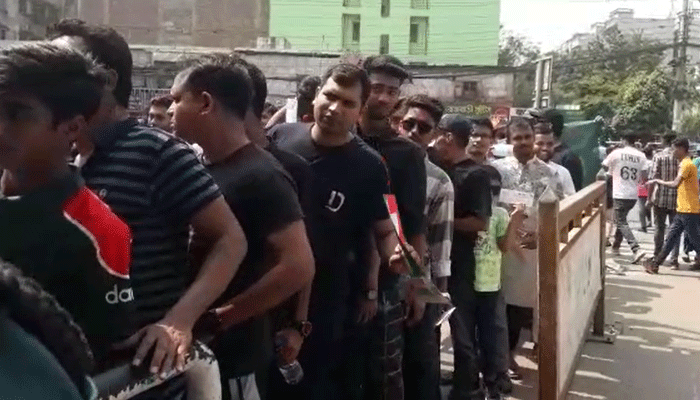 কঠোর নিরাপত্তায় মাঠে প্রবেশ করছেন দর্শকরা