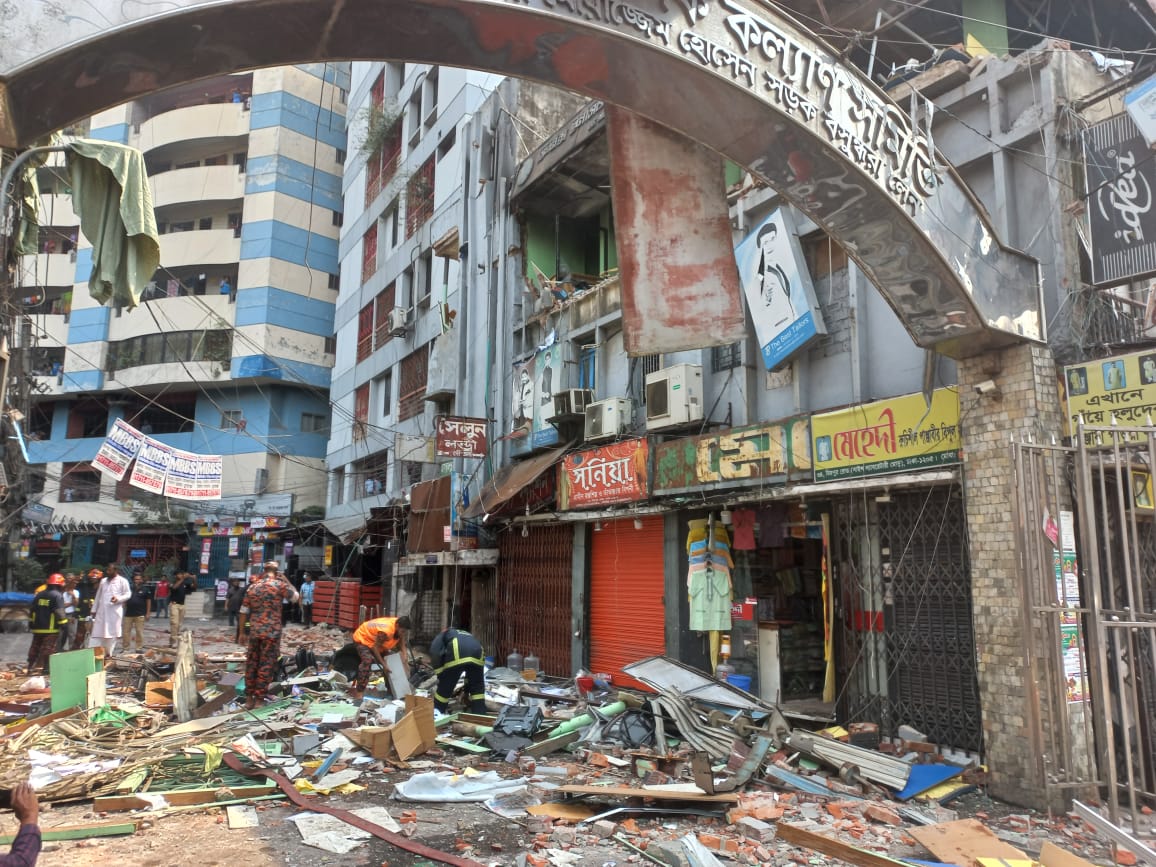 রাজধানীর সাইন্সল্যাবে বিকট শব্দে ভবন ধস