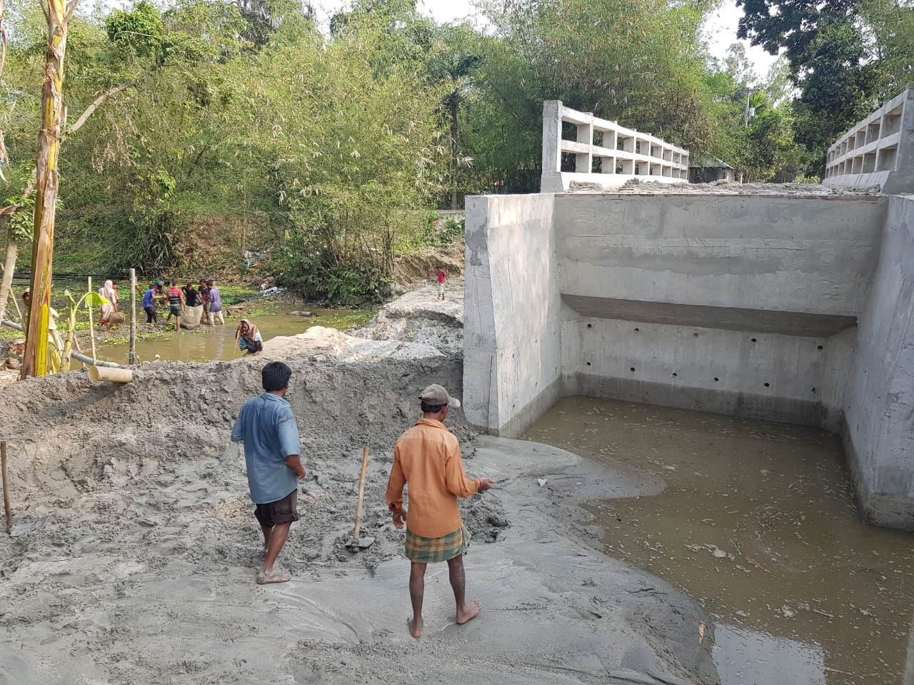 অবৈধ বালু উত্তোলনের ছবি তোলায় সাংবাদিককে মারধর