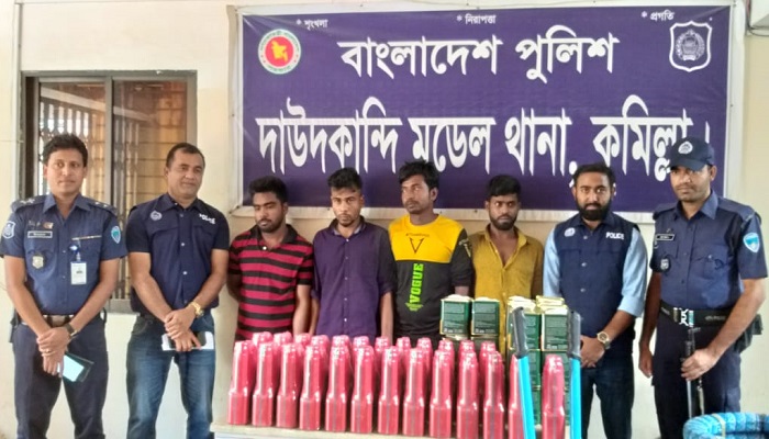 দাউদকান্দিতে পাঁচ লাখ টাকার চোরাইপণ্যসহ আটক ৪