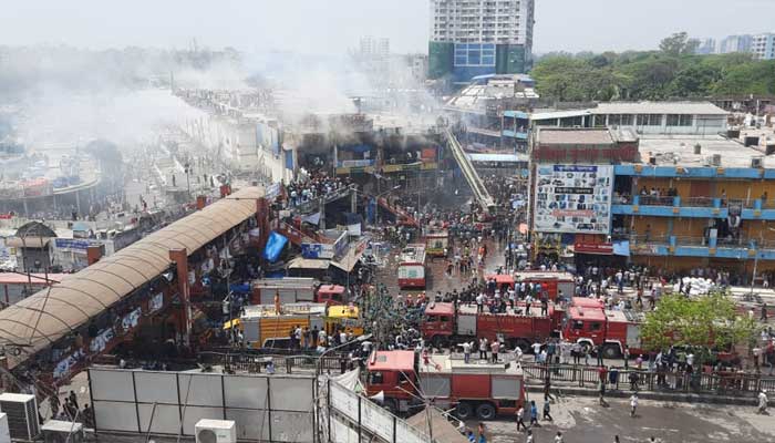 নিউমার্কেটের আগুন পুরোপুরি নেভেনি: ফায়ার সার্ভিসের ডিজি