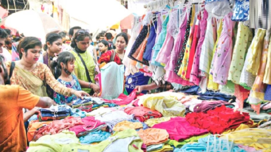 ক্রেতাদের উপচে পড়া ভিড় তবু আক্ষেপ ব্যবসায়ীদের