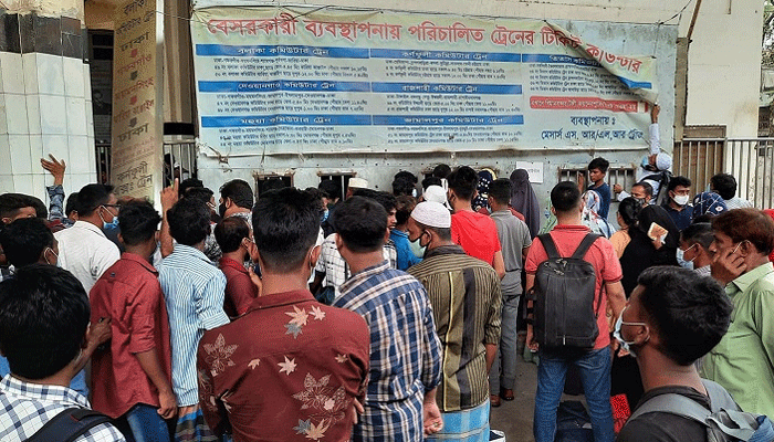 ঈদের ২য় দিনেও কমলাপুরে মানুষের ভিড়