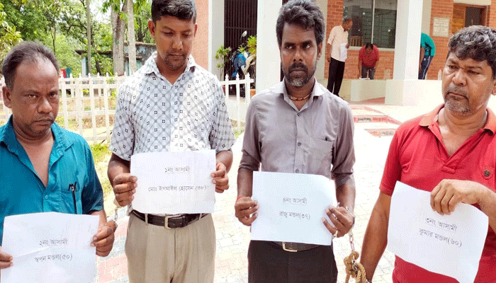 মিরসরাইয়ে বিলুপ্ত প্রজাতির তক্ষকসহ ৪ পাচারকারী আটক