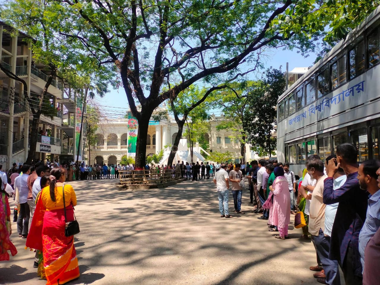 উপাচার্যের কক্ষে জবি শিক্ষকদের অবস্থান কর্মসূচি