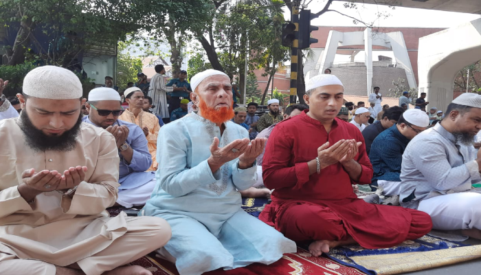 জাতীয় ঈদগাহে মোনাজাতরত মুসল্লিরা