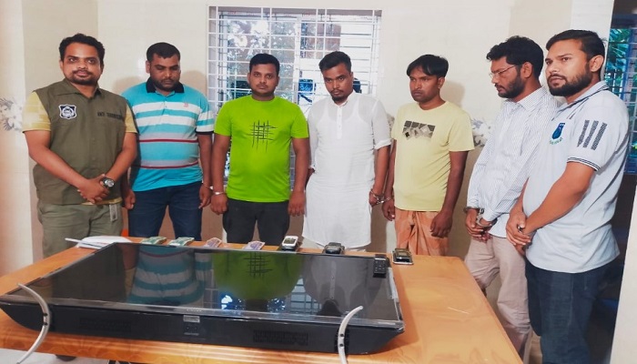 অনলাইন জুয়ার টকা লেনদেন, গ্রেপ্তার ৫