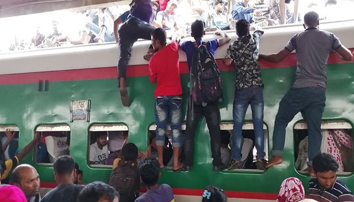 কমলাপুরে যাত্রীদের উপচেপড়া ভিড়