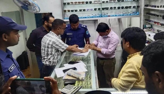 সরকারি চাকরির কথা গোপন রেখে ‘ডাক্তার’ সেজে প্রতারণা