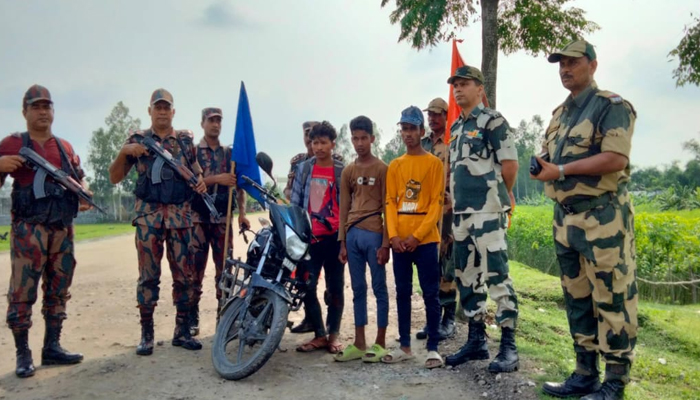 মোটরসাইকেল চালিয়ে বাংলাদেশে ৩ ভারতীয় কিশোর