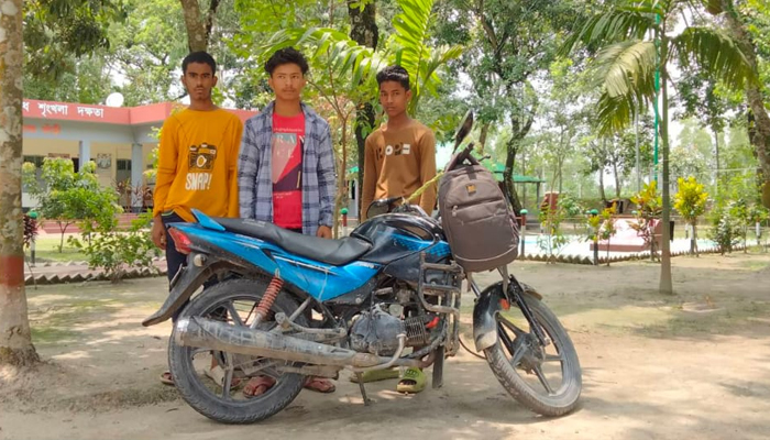 মোটরসাইকেল চালিয়ে বাংলাদেশে ৩ ভারতীয় কিশোর
