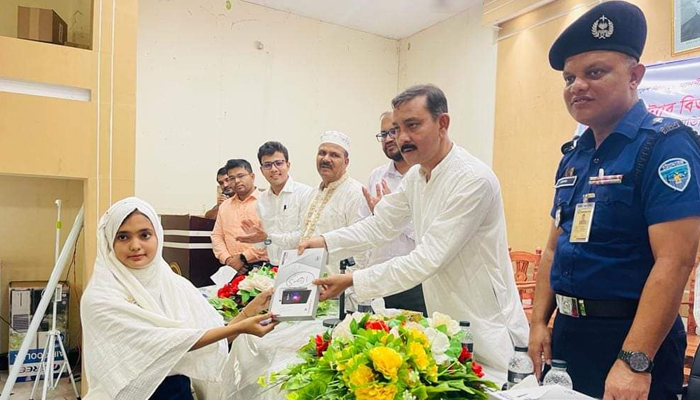 মহেশখালীতে শিক্ষার্থীদের মাঝে প্রধানমন্ত্রীর উপহার ট্যাব বিতরণ