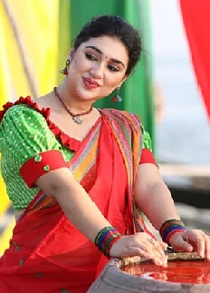 অপুর ‘লাল শাড়ি’ দেখতে কলকাতায় ভিড়