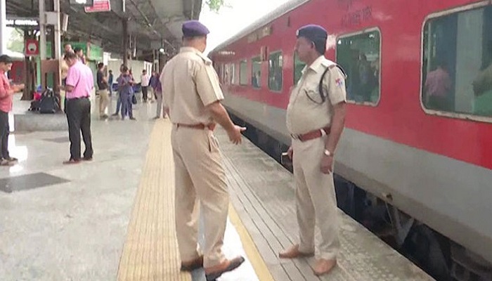 ভারতে চলন্ত ট্রেনে নিরাপত্তাকর্মীর গুলি, নিহত ৪