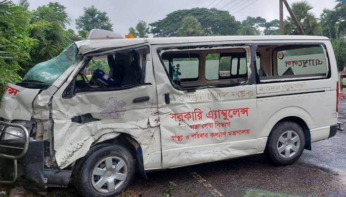 নলছিটিতে বাস-এ্যাম্বুলেন্স মুখোমুখি সংঘর্ষে আহত ৪