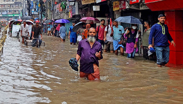 বৃষ্টি হলেই ডুবছে বন্দরনগরী, চরম দুর্ভোগ