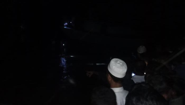বাল্কহেডের ধাক্কায় পিকনিকের ট্রলারডুবি