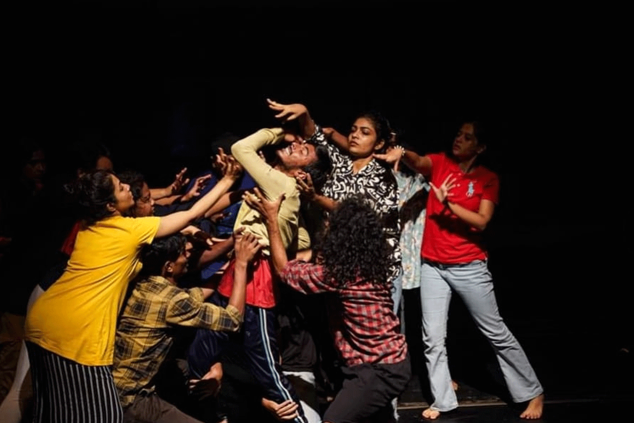বর্ষণমুখর সন্ধ্যায় শিল্পকলার মঞ্চে ‘সিদ্ধার্থ’