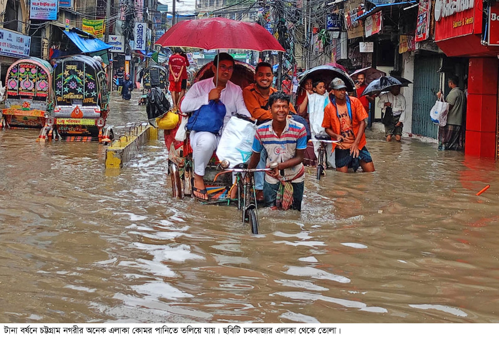 বৃষ্টি হলেই ডুবছে বন্দরনগরী, চরম দুর্ভোগ