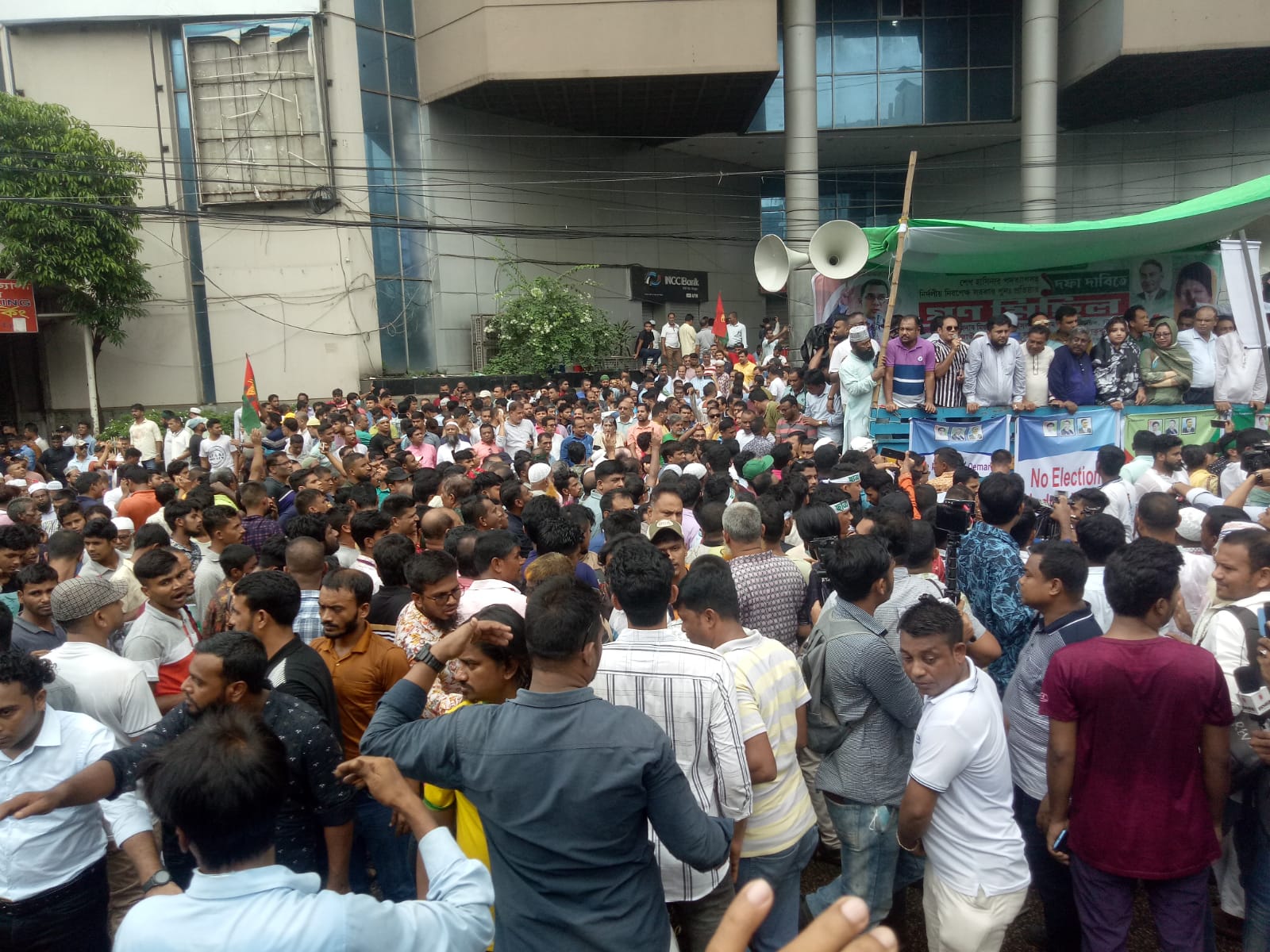 নির্দলীয় সরকার ছাড়া নির্বাচন হবে না
