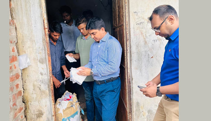 চট্টগ্রামের চাকতাইয়ে ২৫০০ কেজি পলিথিন জব্দ, ২ টি গোডাউন সিলগালা